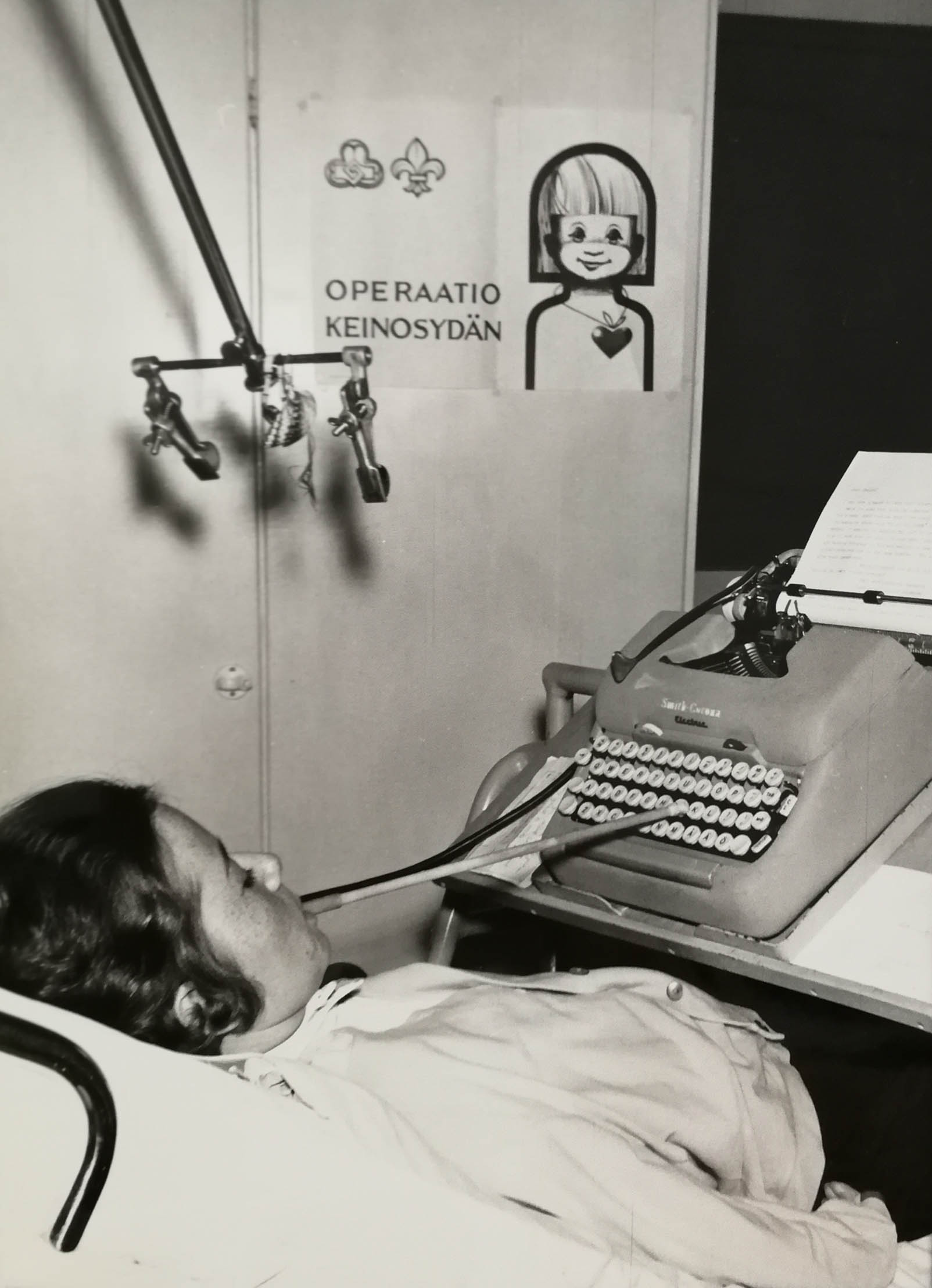Hengityslaitepotilas kirjoittaa tikun avulla kirjoituskoneella