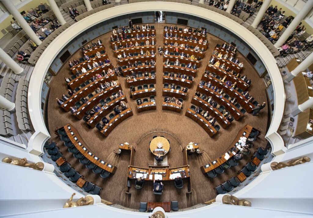 Eduskunnan pyöreä täysistuntosali kuvattuna yläpuolelta