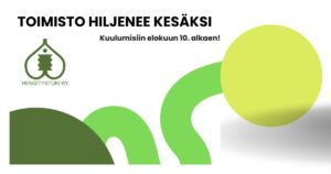 Teksti "Toimisto hiljenee kesäksi, Kuulumisiin elokuun 10. alkaen" valkoisella pohjalla. Kuvan alaosassa kiemurtelee vihreä leveä nauha tummanvihreästä pyöreän sektorista vaaleanvihreään pyöreän muodon sektoriin